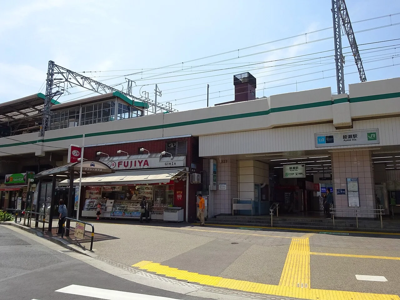 綾瀬駅（写真：Nyao148 / CC BY-SA 3.0（Wikimedia Commons））